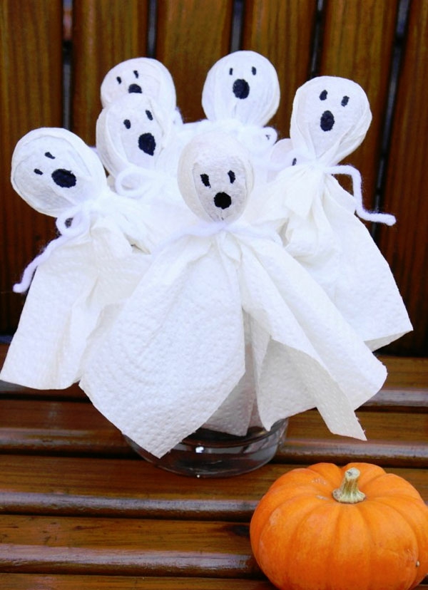 fabriquer un fantôme pour halloween en essuie-tout