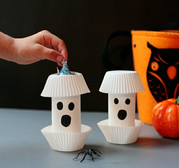 fabriquer un fantôme pour halloween en rouleau de papier toilette