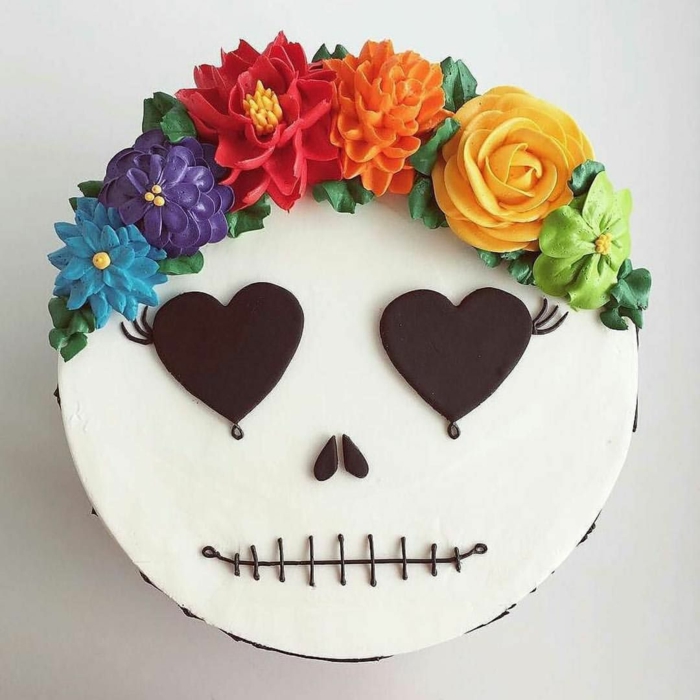 gâteau blanc avec des fleurs halloween idée décoration colorée