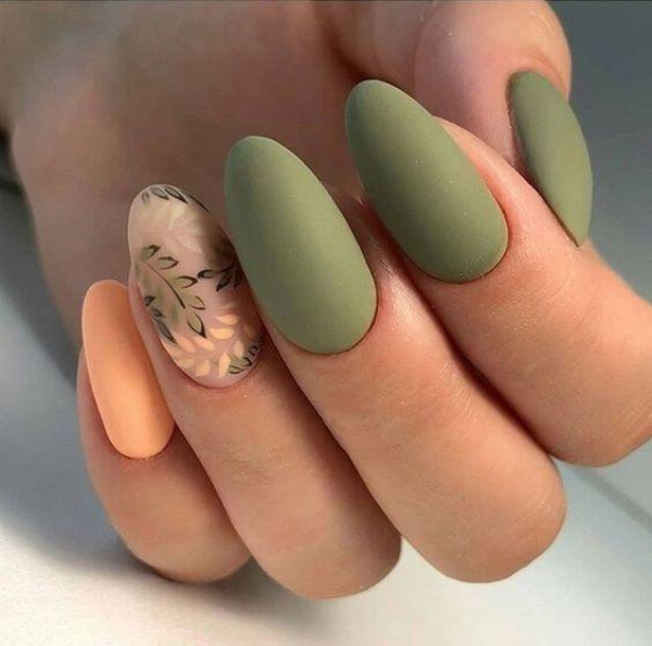 manicure d’automne en vert pâle