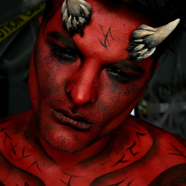 maquillage halloween homme diable aux yeux noirs