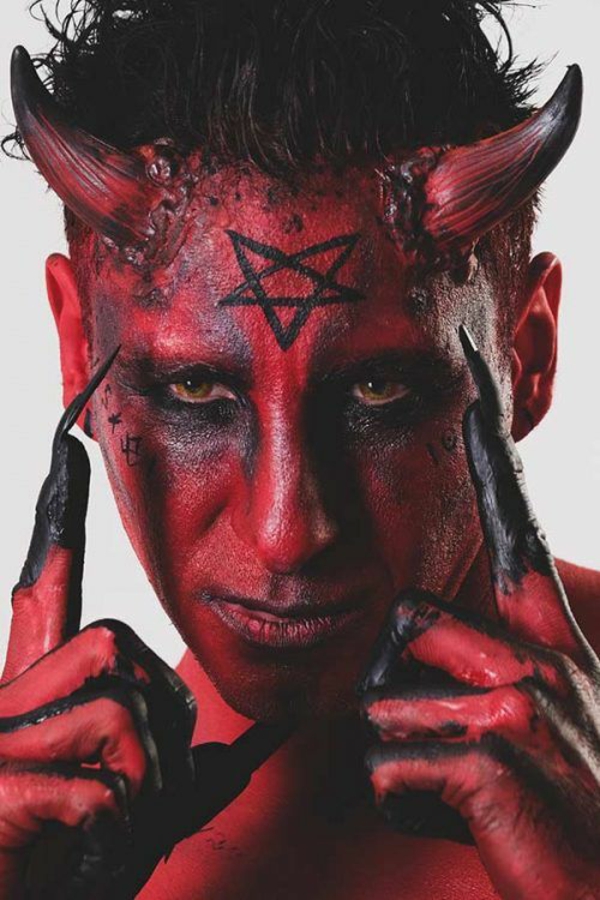 maquillage halloween homme diable rouge aux cornes et griffes