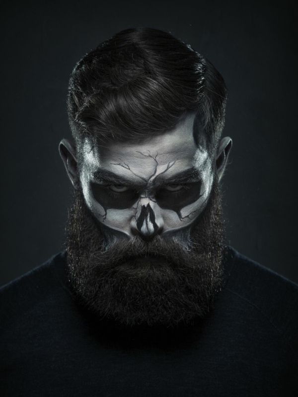 maquillage halloween homme à la barbe longue tête de mort