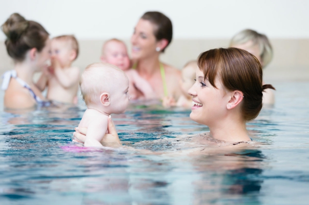 nager avec le bébé sport après accouchement