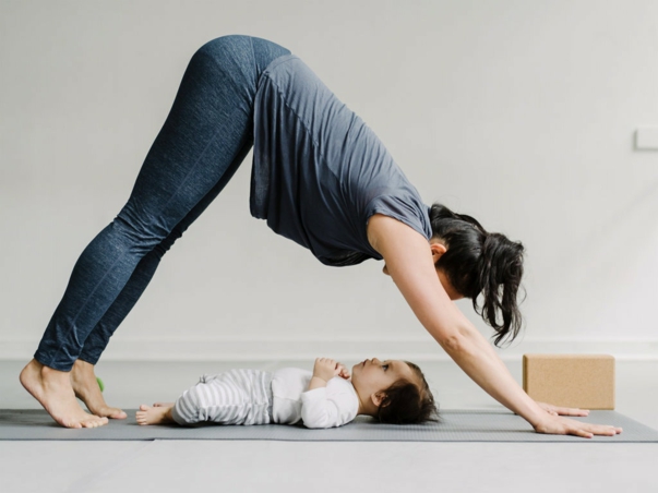 pratiquer du yoga à la maison après l'accouchement