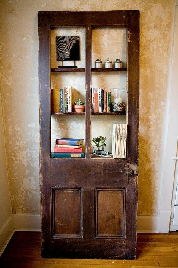 transformer une vieille porte en bois en meuble pratique bibliothèque upsycling