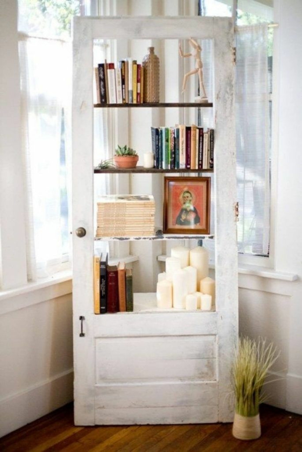 transformer une vieille porte en bois en meuble pratique bibliothèque