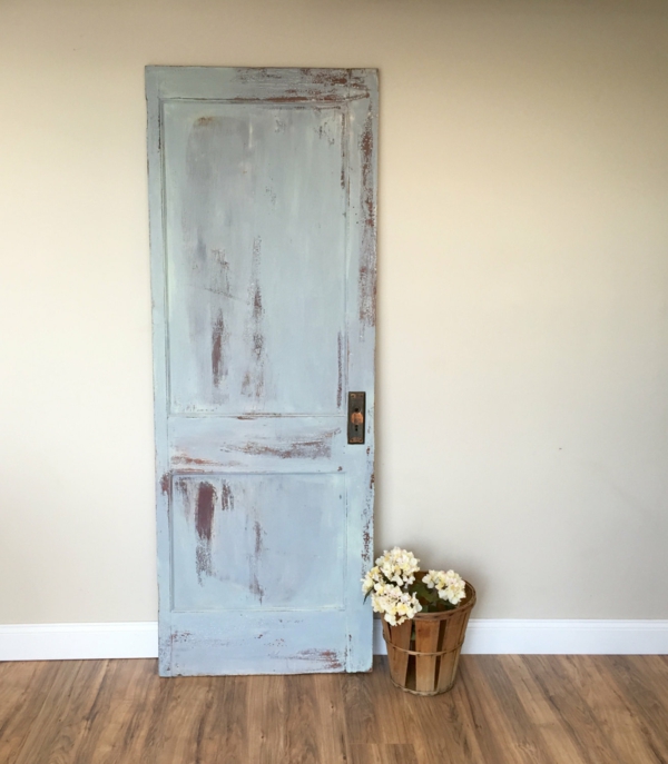 transformer une vieille porte en bois en meuble pratique déco murale vintage