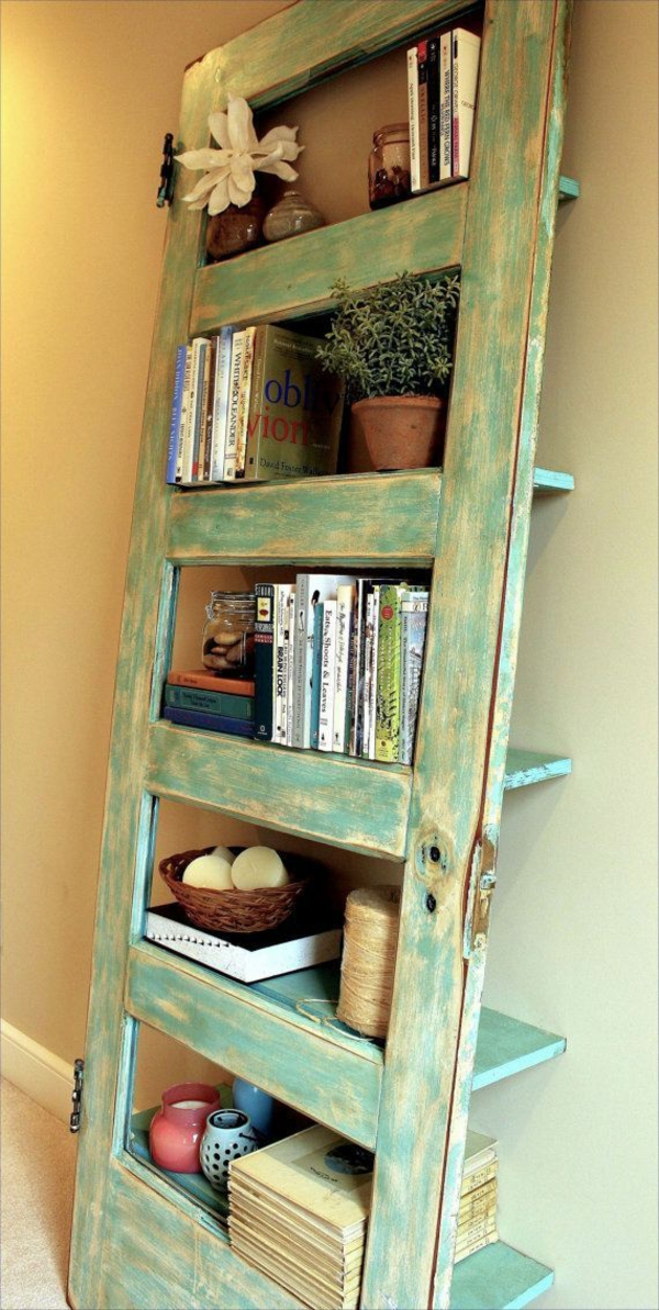 transformer une vieille porte en bois en meuble pratique petite bibliothèque de salon
