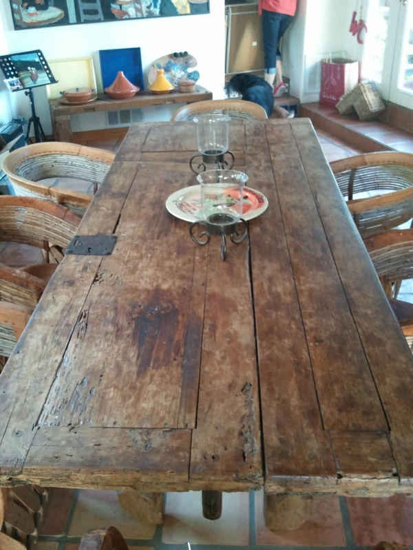 transformer une vieille porte en bois en meuble pratique table salle à manger