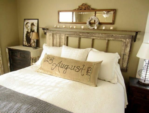 transformer une vieille porte en bois en meuble pratique tête de lit chambre vintage