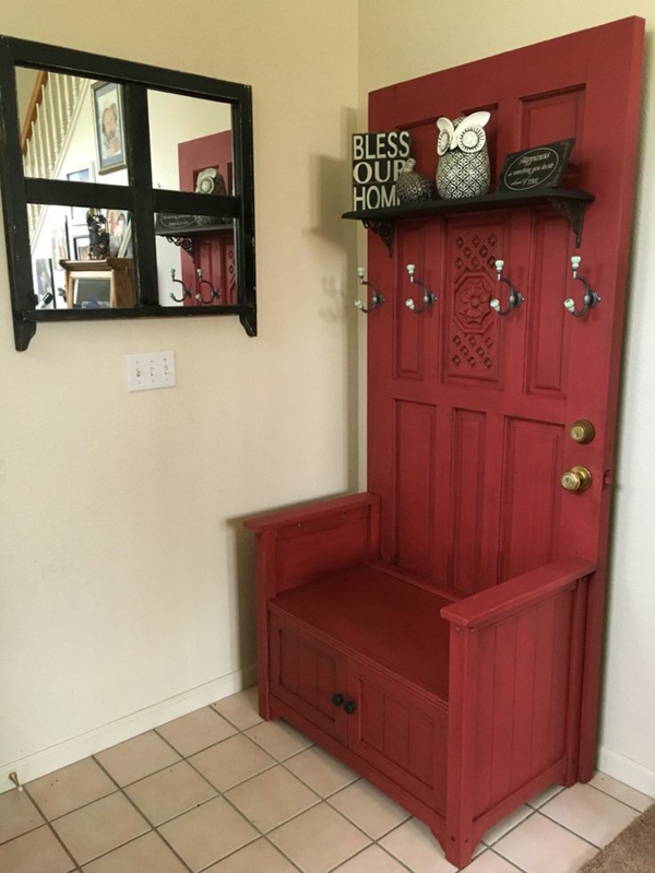 transformer une vieille porte en bois en meuble pratique vestiaire d'entrée