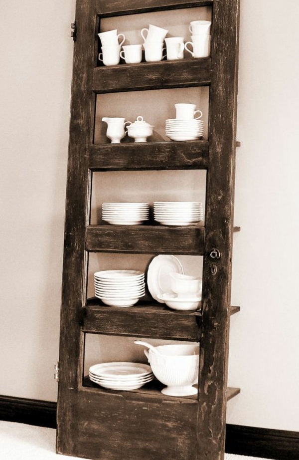 transformer une vieille porte en bois en meuble pratique étagère de cuisine