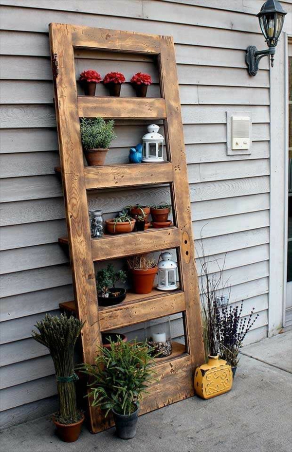 transformer une vieille porte en bois en meuble pratique étagère de jardin