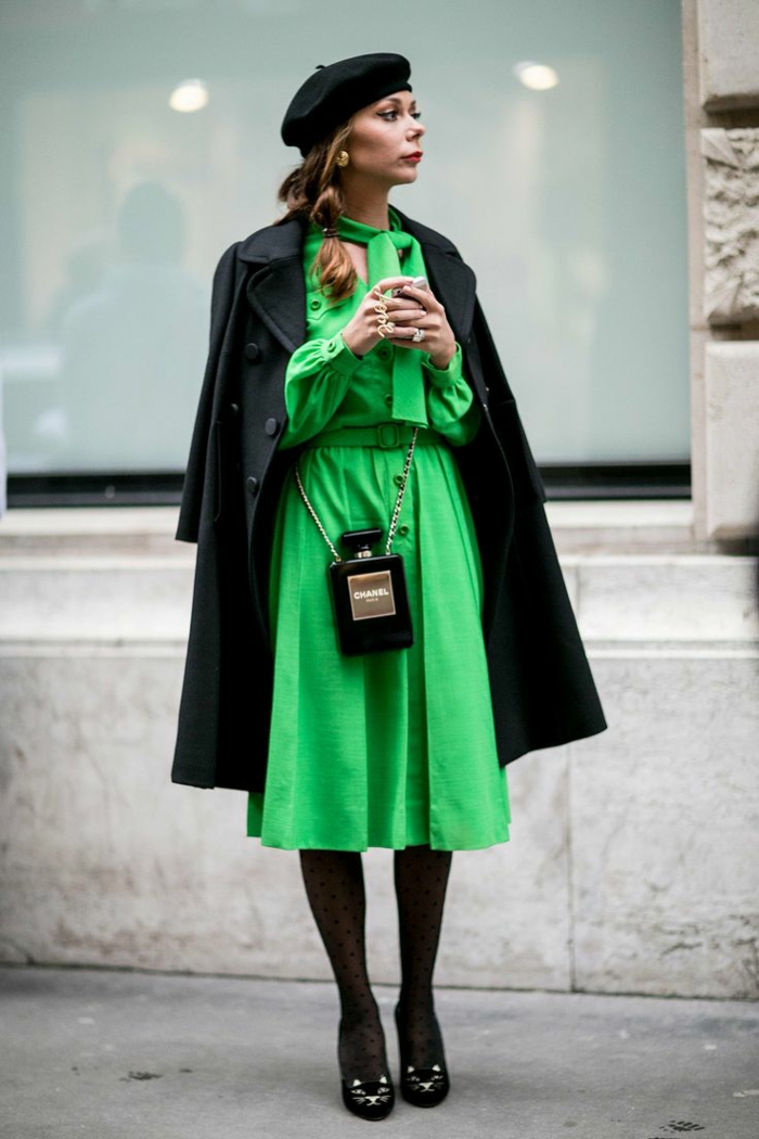 béret noir et robe verte chapeau femme hiver