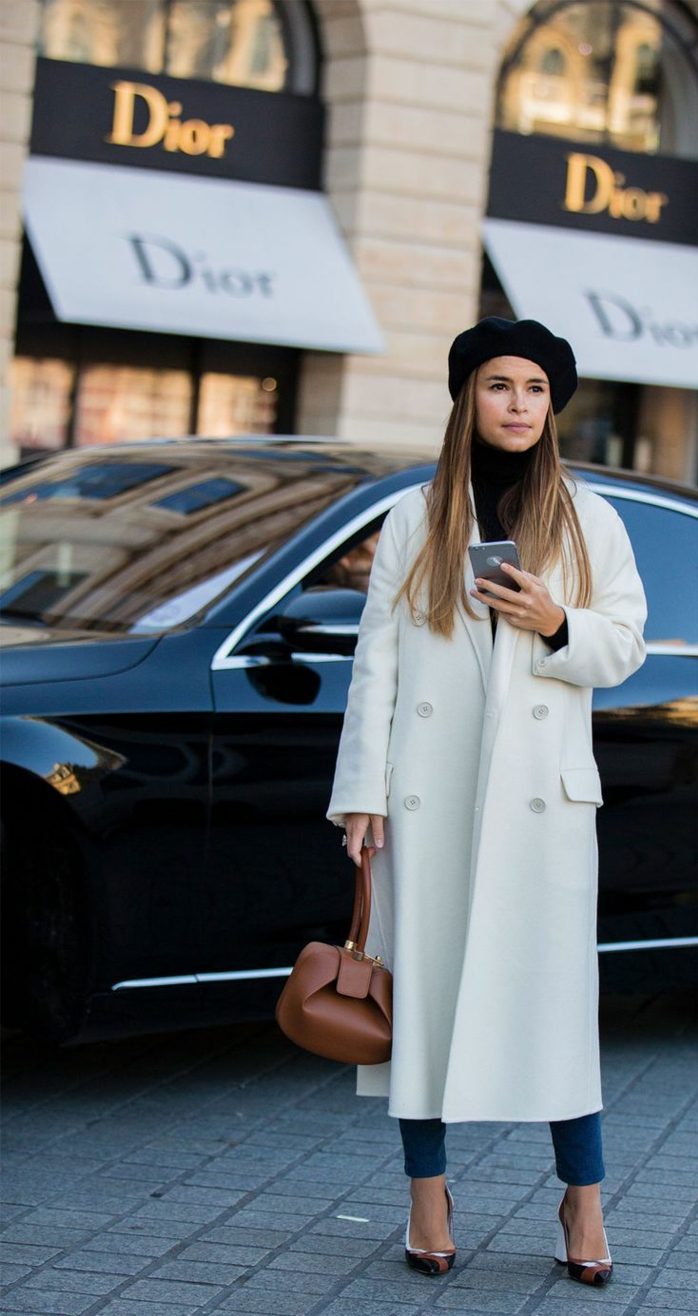 look moderne avec un béret et un manteau long chapeau femme hiver