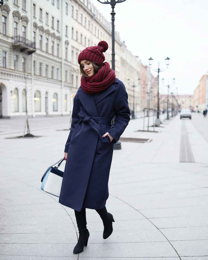 manteau long et chapeau femme hiver bonnet tricoté avec pompon