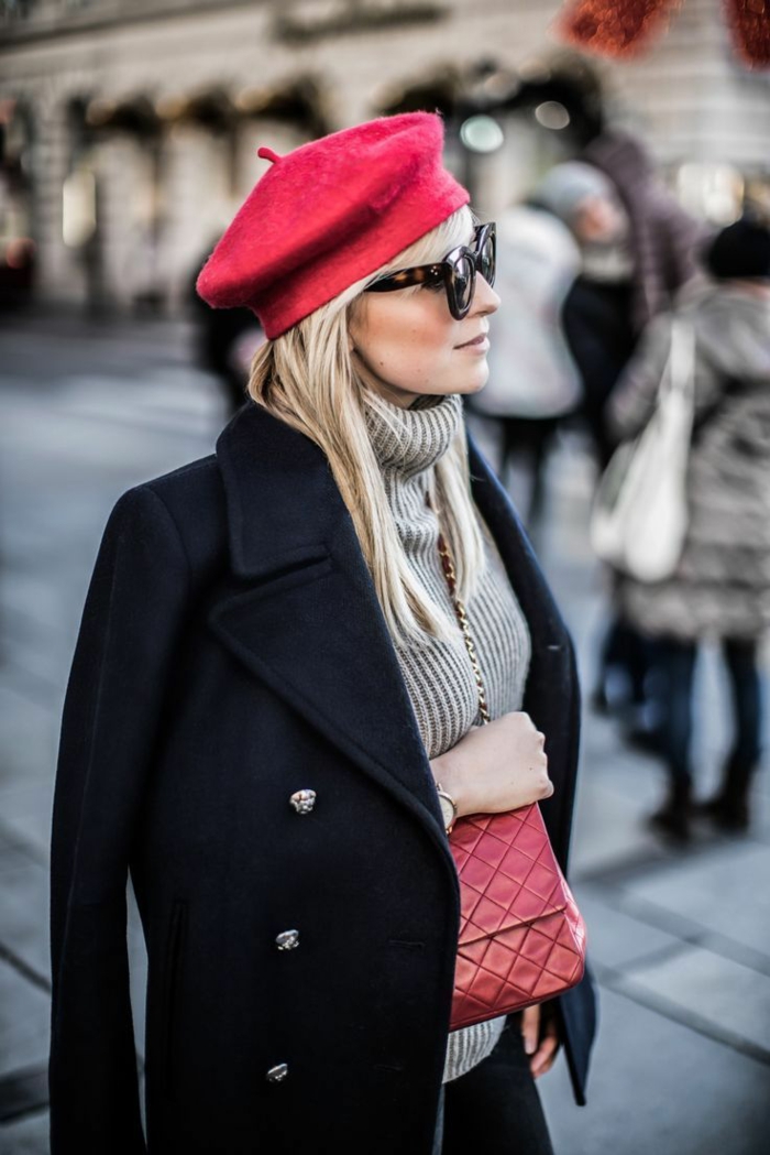 manteau noir et béret rouge chapeau femme hiver