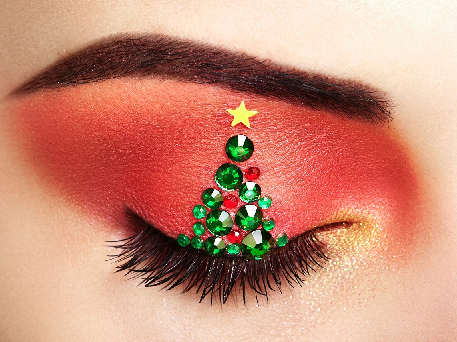 Maquillage Noël : 20 idées pour rendre la fête sublime