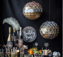 Déco de table Nouvel An : idées avec lanternes, horloges et brocart (1)