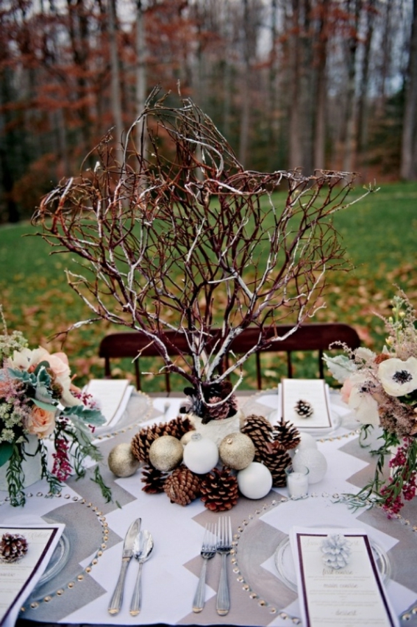 déco mariage hiver centre de table branchage boules de sapin et fleurs