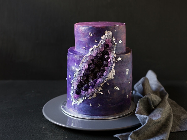 préparer gâteau géode au glaçage pourpre sucre rock candy violet