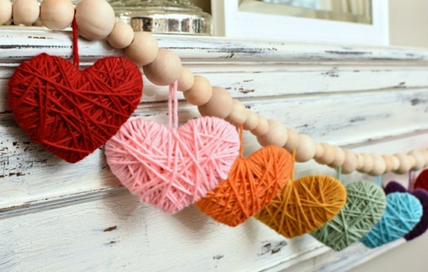 Guirlande cœur faite en fils à tricoter