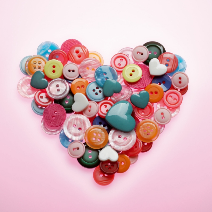 boutons colorés en forme coeur déco chambre romantique