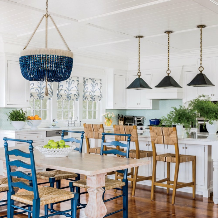 chaise et luminaire en bleu foncé cuisine bleu classique