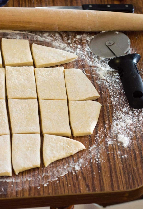 couper la pâte pour les beignets de carnaval en carrés