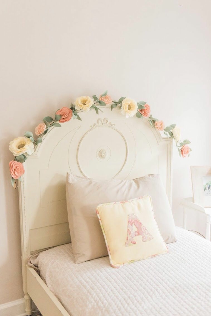 déco florale sur le lit idée déco murale fleurs artificielles déco chambre romantique