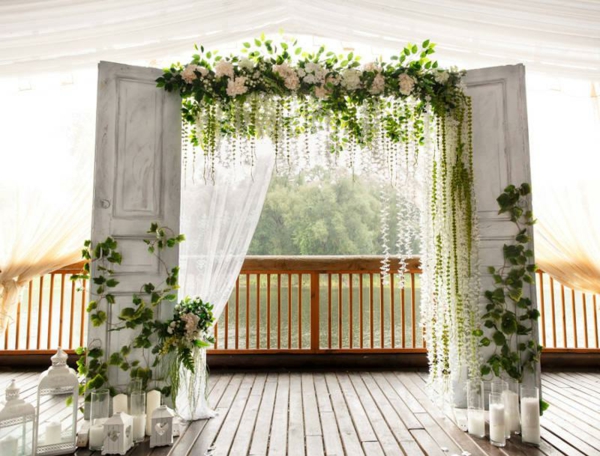 décoration salle de mariage arche fleurie faite de portes vintage