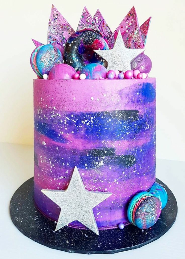 décorer gâteau galaxie au glaçage miroir de biscuits et macarons