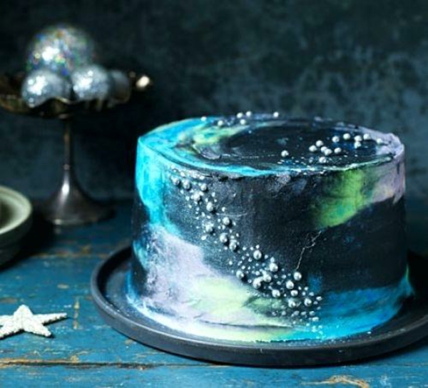 décorer gâteau galaxie au glaçage miroir de perles alimentaires