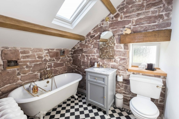 fabuleuse petite salle de bain sous comble murs pierre naturelle sol carrelage en carrés