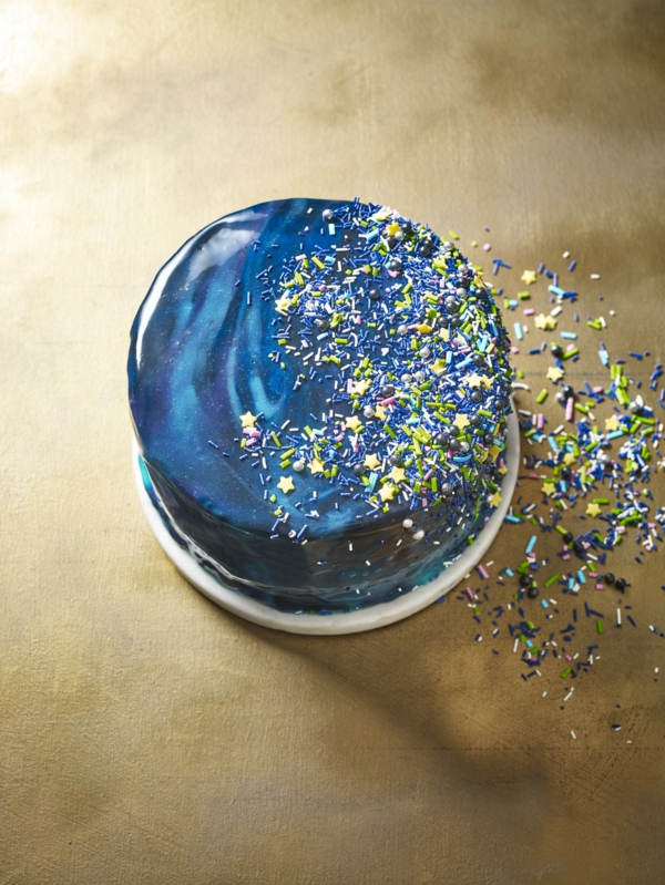 gâteau galaxie au glaçage miroir aux paillettes alimentaires colorées