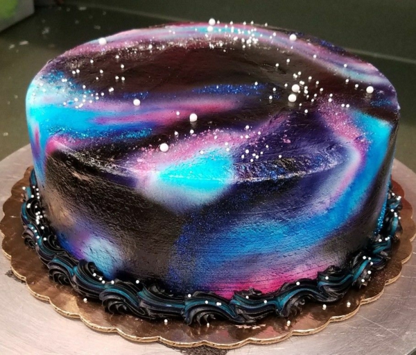 gâteau galaxie au glaçage miroir décoré de perles alimentaires blanches