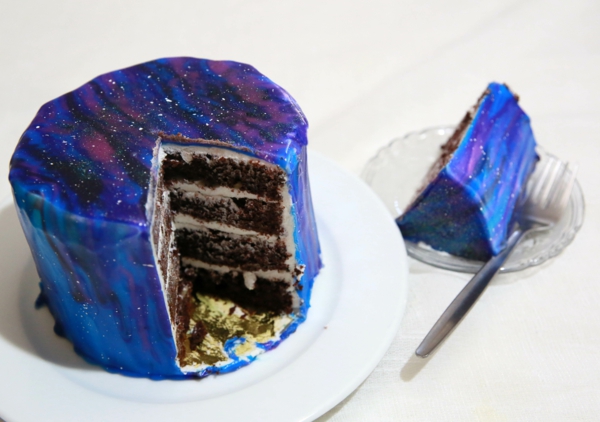 gâteau galaxie au glaçage miroir en quatre couches