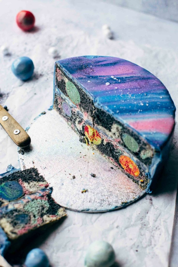 gâteau galaxie au glaçage miroir multicolore
