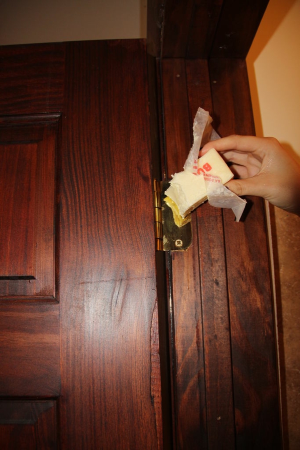 huiler les charnières d'une porte avec du beurre