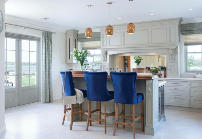 intégrer le classic bleu dans la cuisine idée cuisine bleu classique chaises