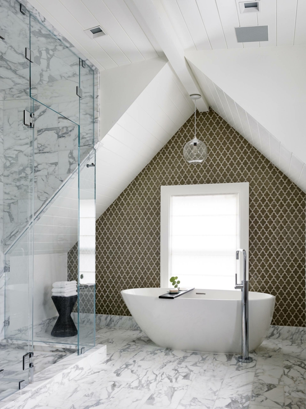salle de bain sous comble carreaux de marbre baignoire ovale cabine de douche vitrée