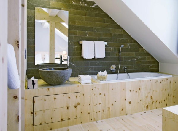 salle de bain sous comble mobilier en bois lavabo à poser en granit