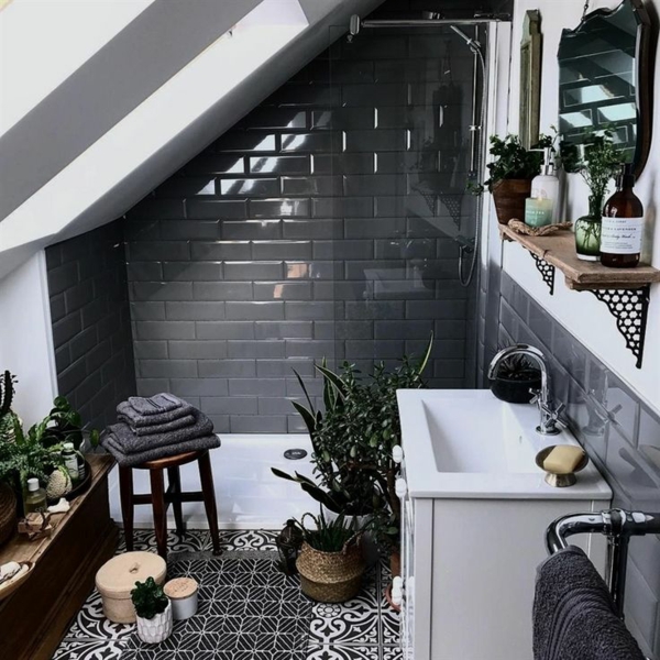 salle de bains sous comble carrelage métro noir sol graphique plantes vivantes