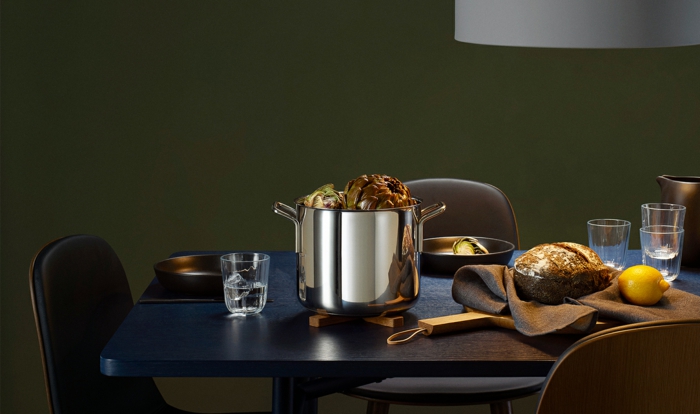 table à manger en bleu idée cuisine bleu classique pantone 2020