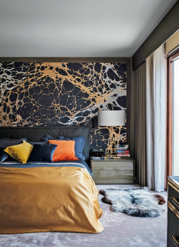 tendances chambre 2020 couverture de lit jaune mur d'accent coussins décoratifs