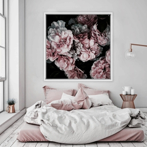tendances chambre 2020 linge de lit rose poudré mur en blanc cassé tableau floral