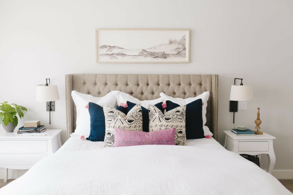 tendances chambre 2020 murs blanc cassé tête de lit en cuir beige capitonné coussins décoratifs