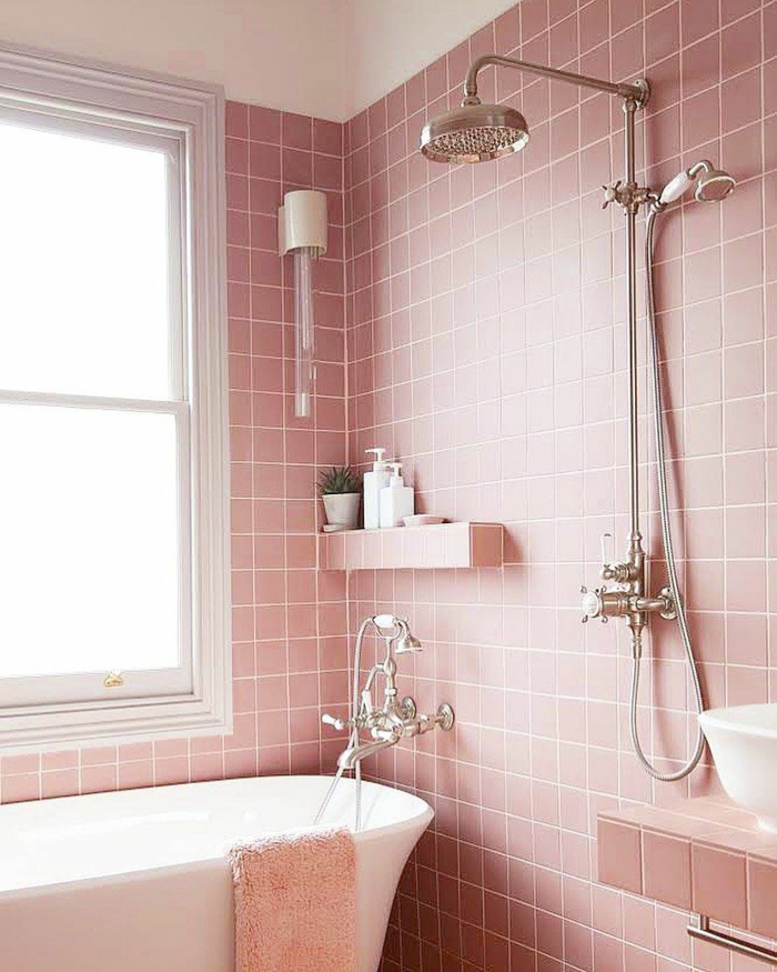home staging salle de bain en rose pièce propre et bien rangée