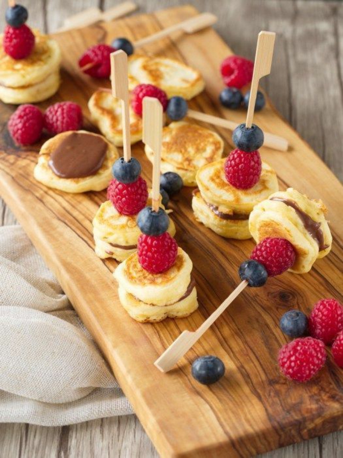 mini pancakes au chocolat et fruits rouges idée brunch de pâques